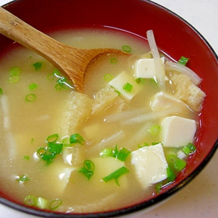 もやしと油揚げと豆腐のお味噌汁